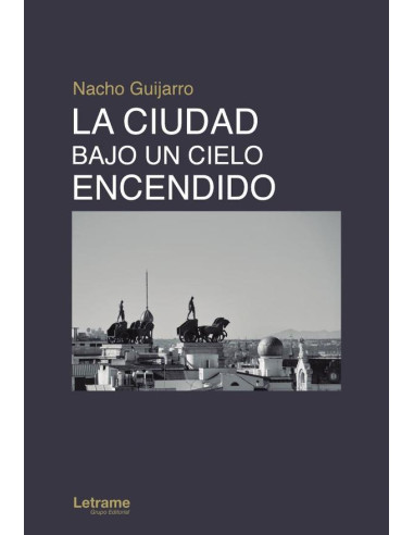 La ciudad bajo un cielo encendido