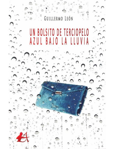 Un bolsito de terciopelo azul bajo la lluvia