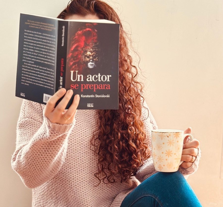 Lectora con el libro Un actor se prepara, de Stanislavski, Editorial Skla
